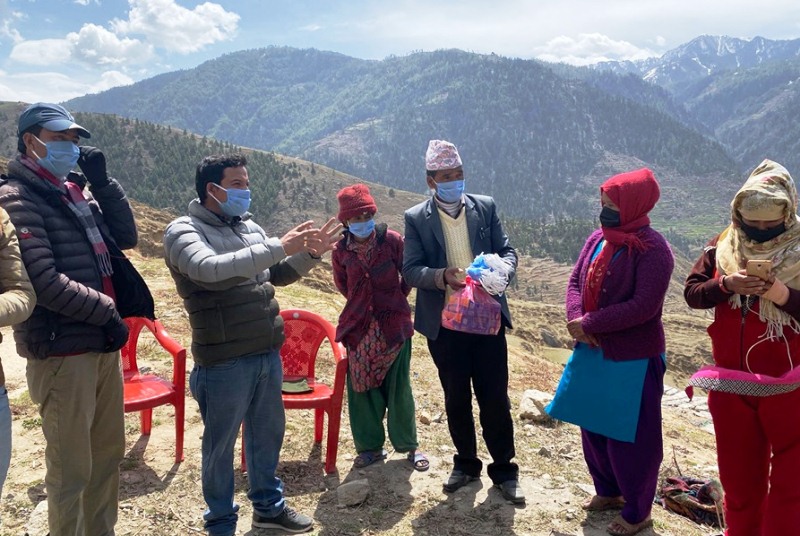 नेपाली कांग्रेसका नेता शाहीद्वारा राहतस्वरुप स्वास्थ्य सामग्री वितरण